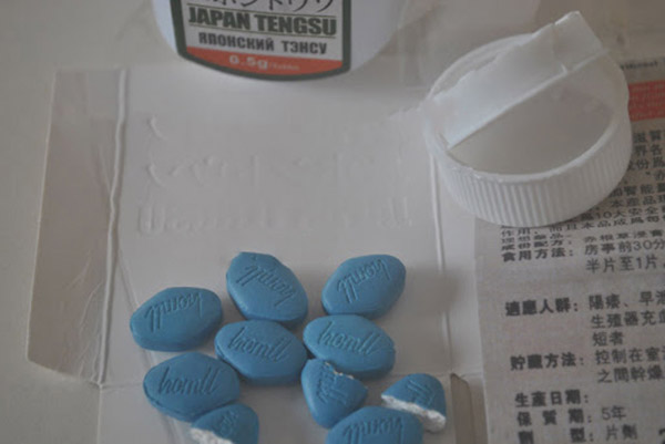 正品日本藤素藥丸顏色為淺藍色 整顆藥丸光滑、質感圓潤